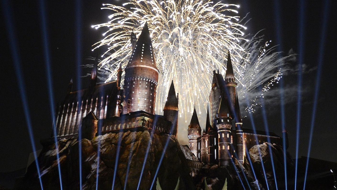 Il castello del Wizarding World (universo di Harry Potter) di Los Angeles durante uno spettacolo pirotecnico