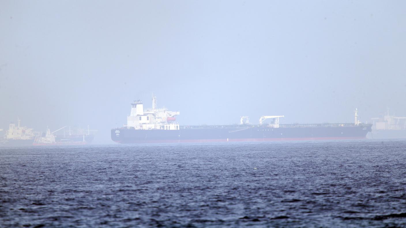 Petroliera iraniana in fiamme al largo dell'Arabia Saudita