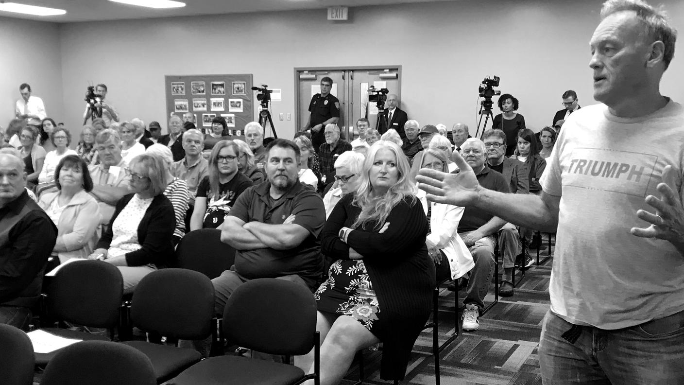 Il signor Wendell Johnson durante l'assemblea pubblica con due deputati del Partito repubblicano in Virginia