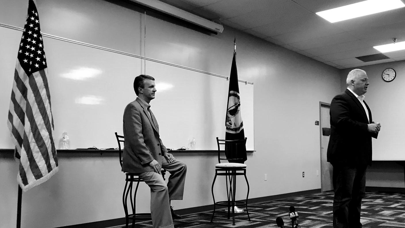 Ben Clive (destra) e Denver Riggleman sono i due deputati repubblicani che hanno incontrato gli abitanti di Bedford, in Virginia
