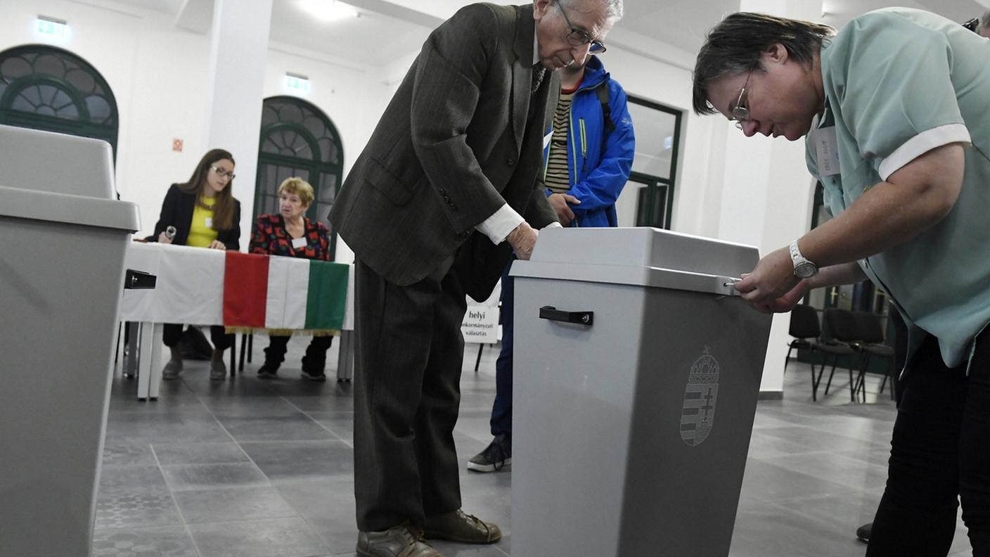 Si preparano le urne elettorali in un seggio di Budapest domenica mattina
