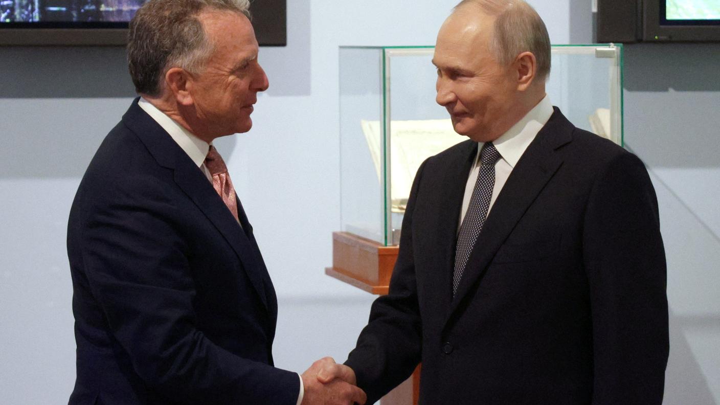 Il presidente russo Vladimir Putin e l'inviato speciale di Donald Trump, Steve Witkoff