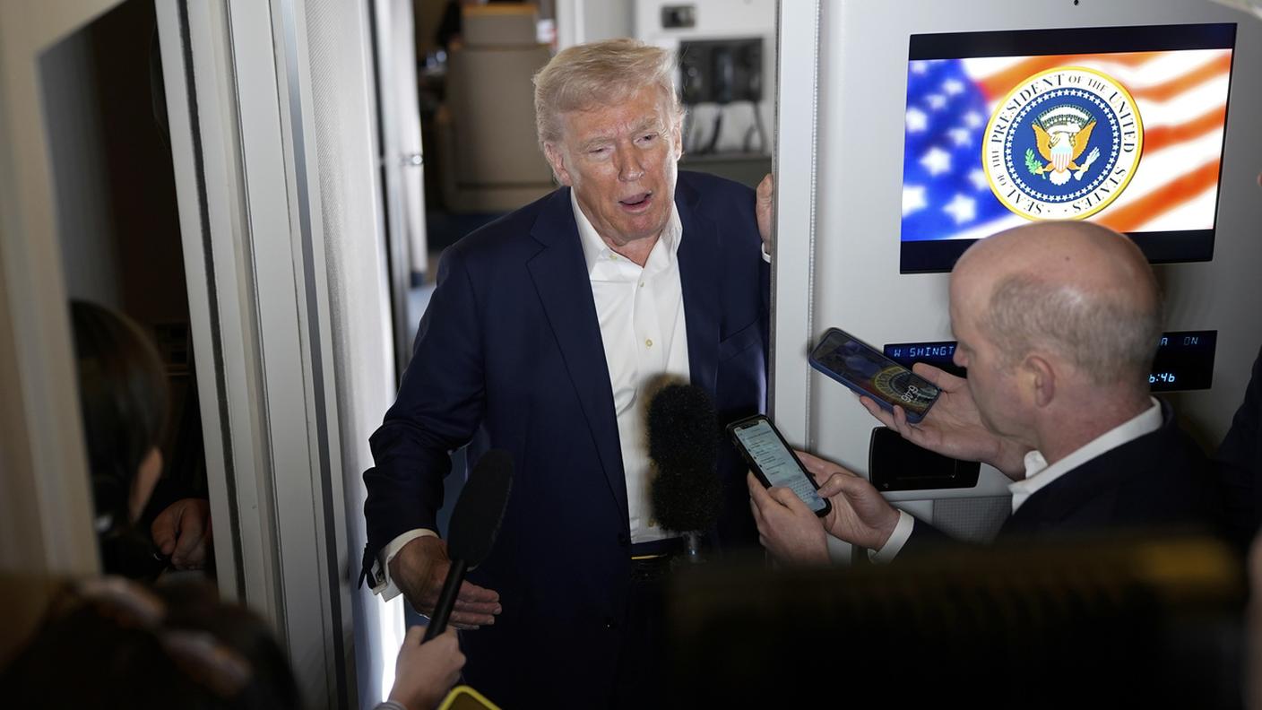 Donald Trump ha detto mentre era in volo verso la Florida che potrebbero esserci esenzioni ai dazi del 10%