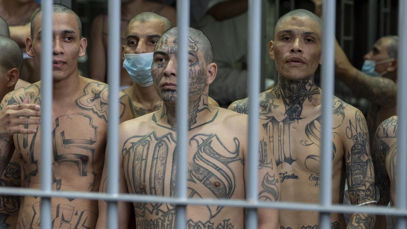 Membri della gang MS-13 rinchiusi nel centro di massima sicurezza di Tecoluca, El Salvador