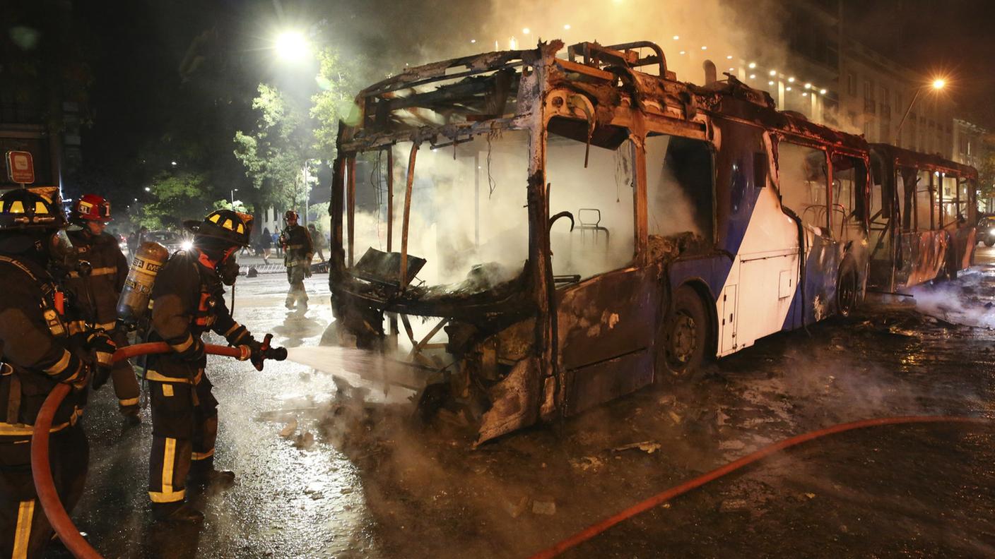 Anche gli autobus nel mirino dei manifestanti