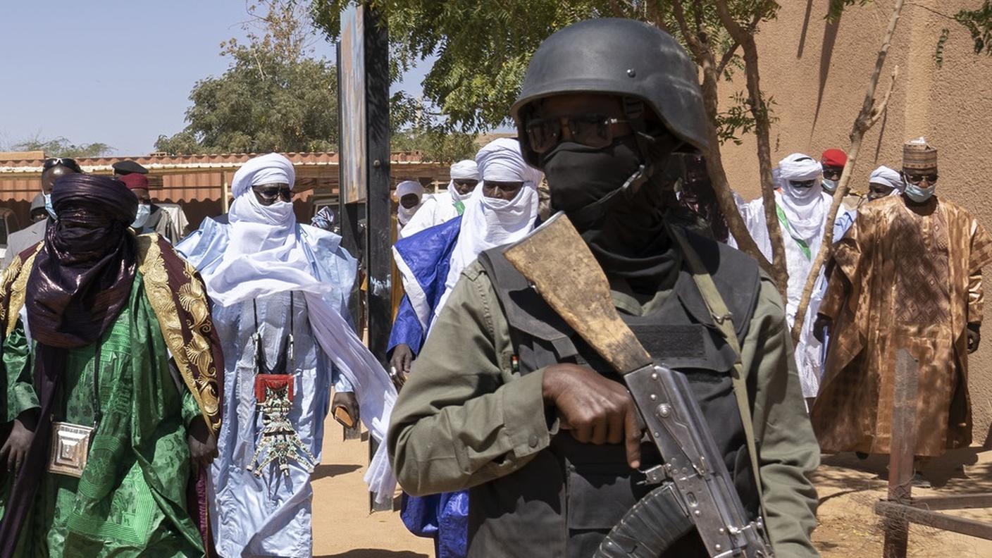Un militare armato per le strade di Agadez in Niger