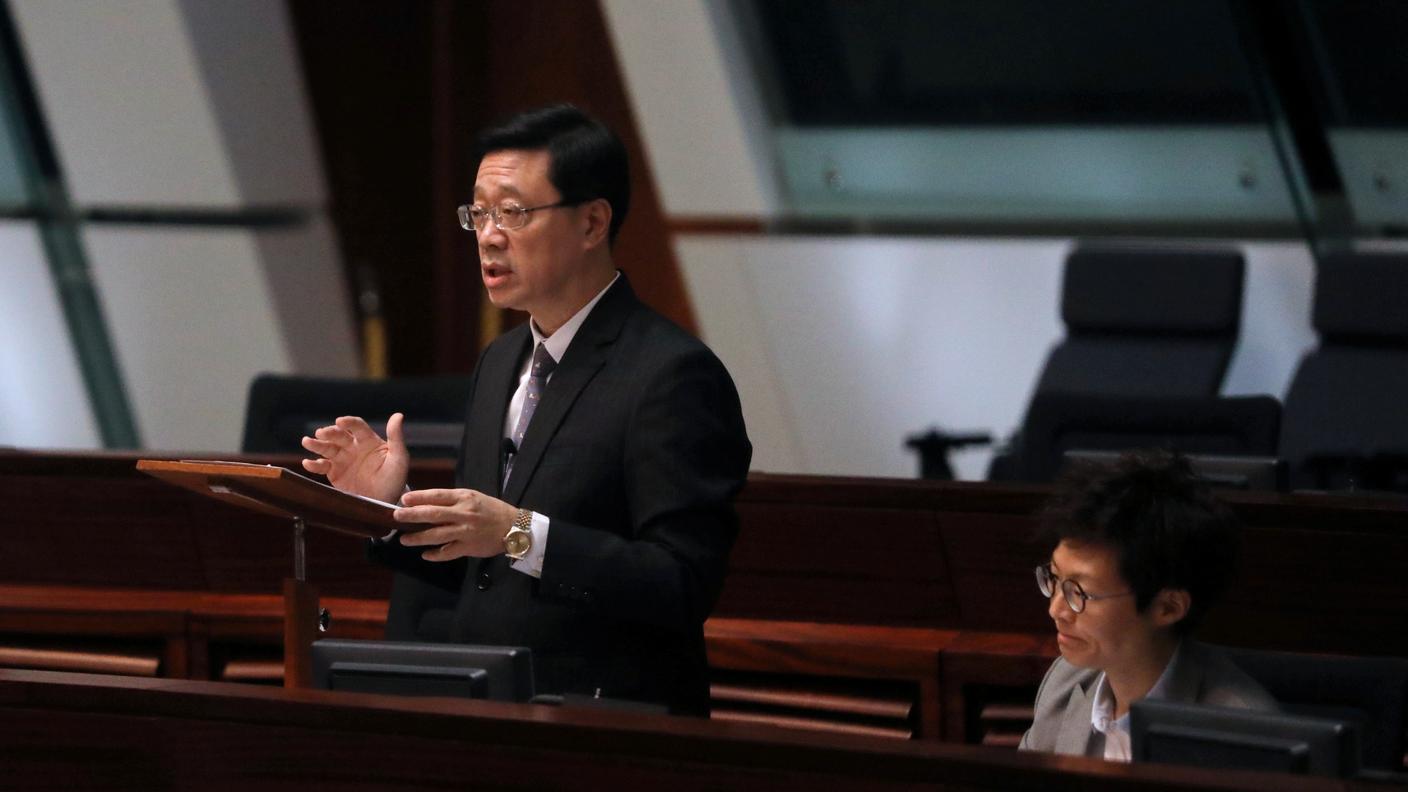 Il segretario alla Sicurezza John Lee Ka-Chiu annuncia la revoca formale
