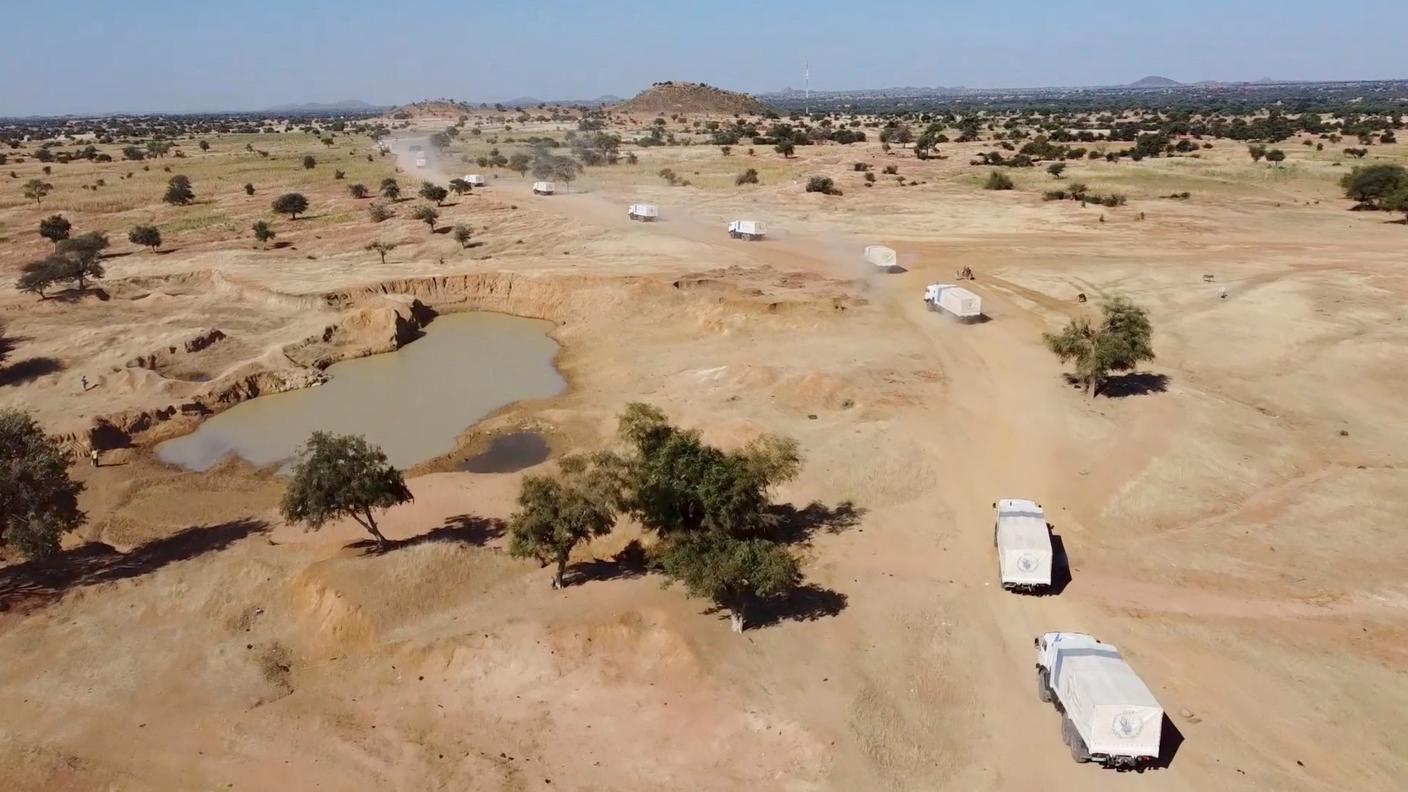 Un drone riprende un convoglio del Programma alimentare mondiale mentre si sposta verso un campo rifugiati in Darfur