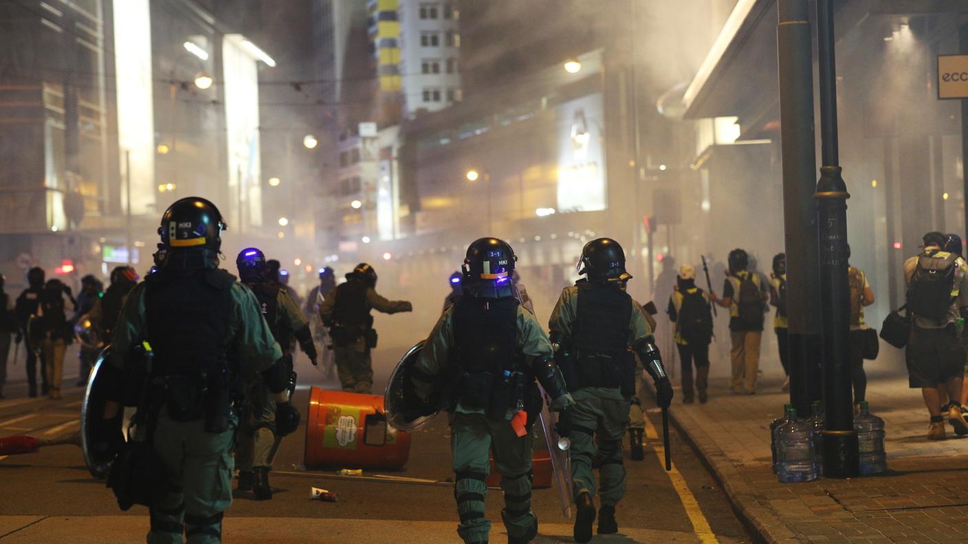 Scontri fra polizia e manifestanti giovedì sera nell'ex città-Stato