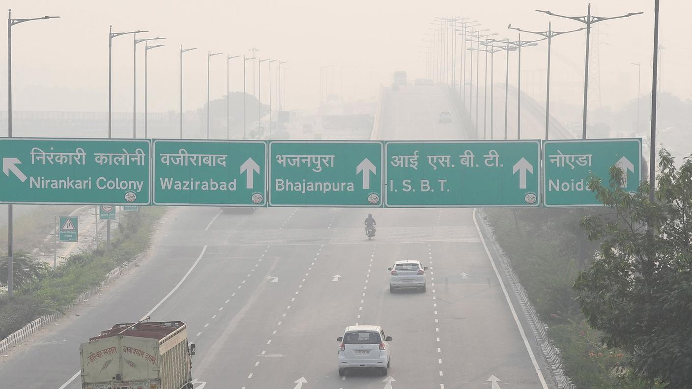La nebbia ha coperto anche le strade della capitale indiana