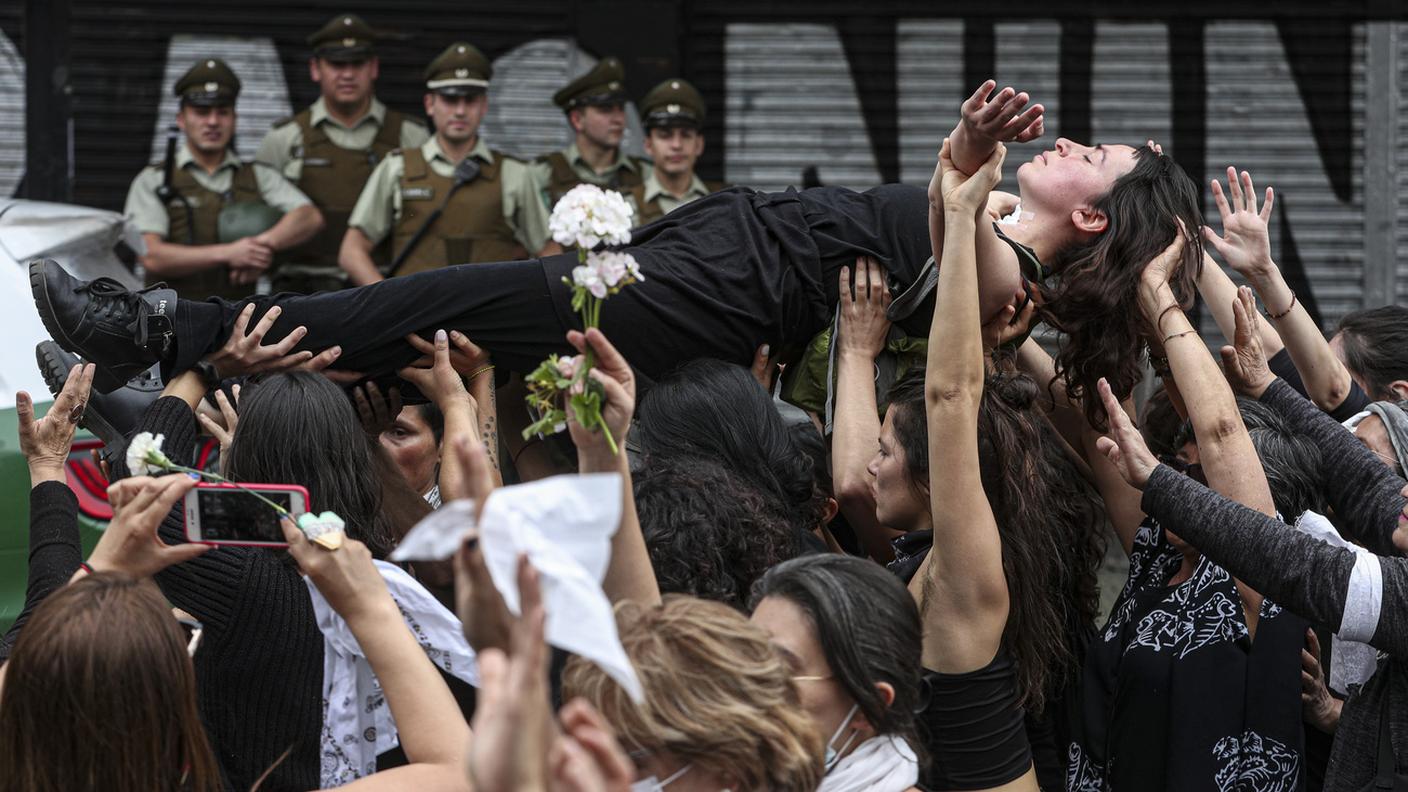Oltre mille donne in silenzio e vestite a lutto hanno aperto la manifestazione