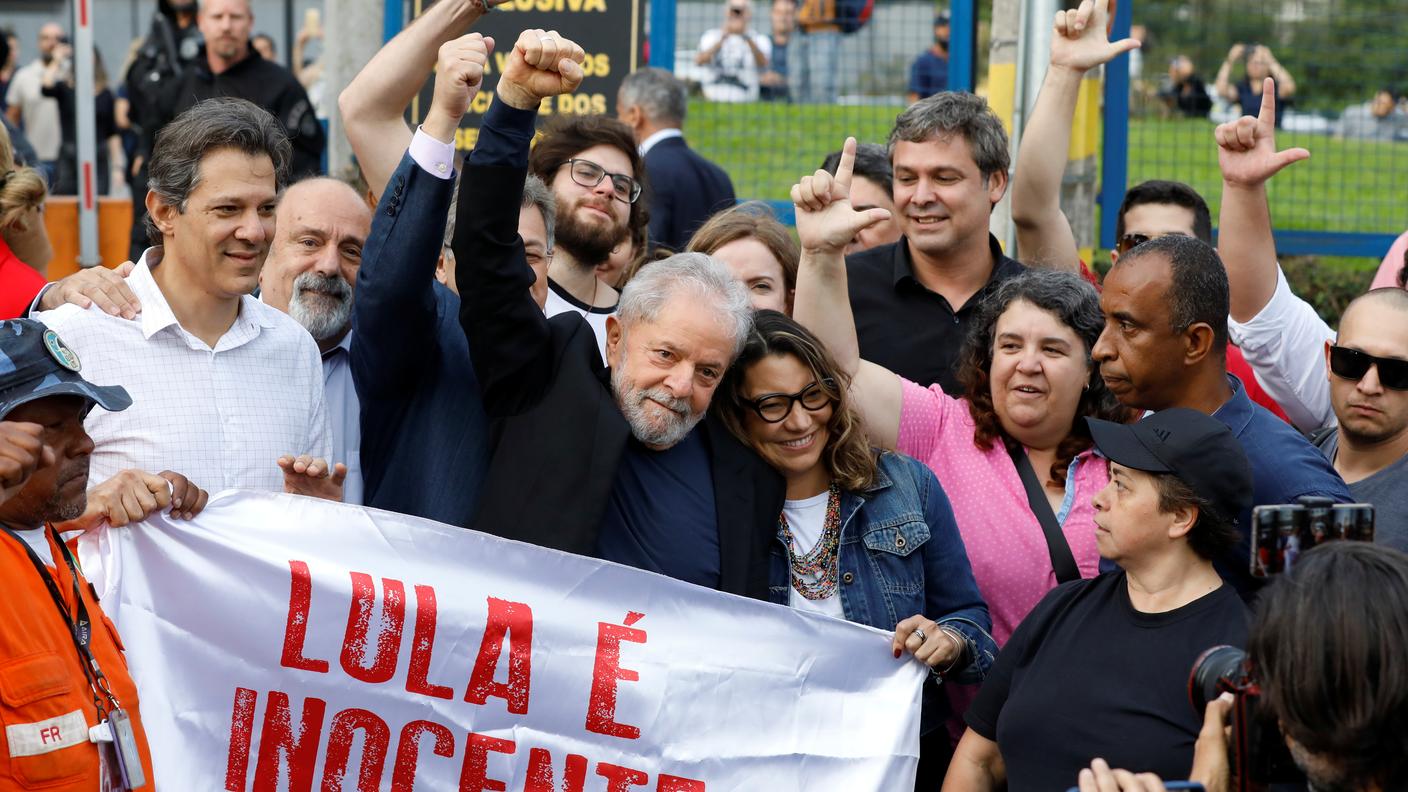 L'ex presidente accolto dai suoi sostenitori al rilascio