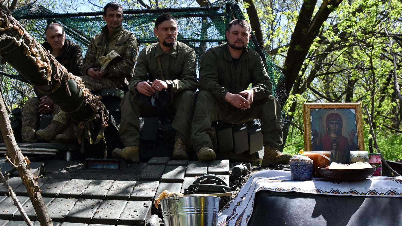 Soldati ucraini celebrano la Pasqua vicino la linea del fronte, nella regione di Zaporizhzhia
