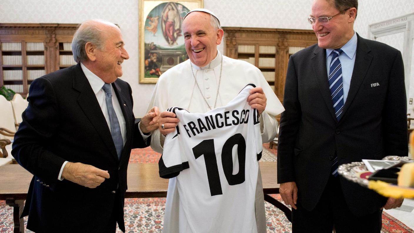 Il presidentre della FIFA Sepp Blatter e Papa Francesco in Vaticano, 22 novembre 2013