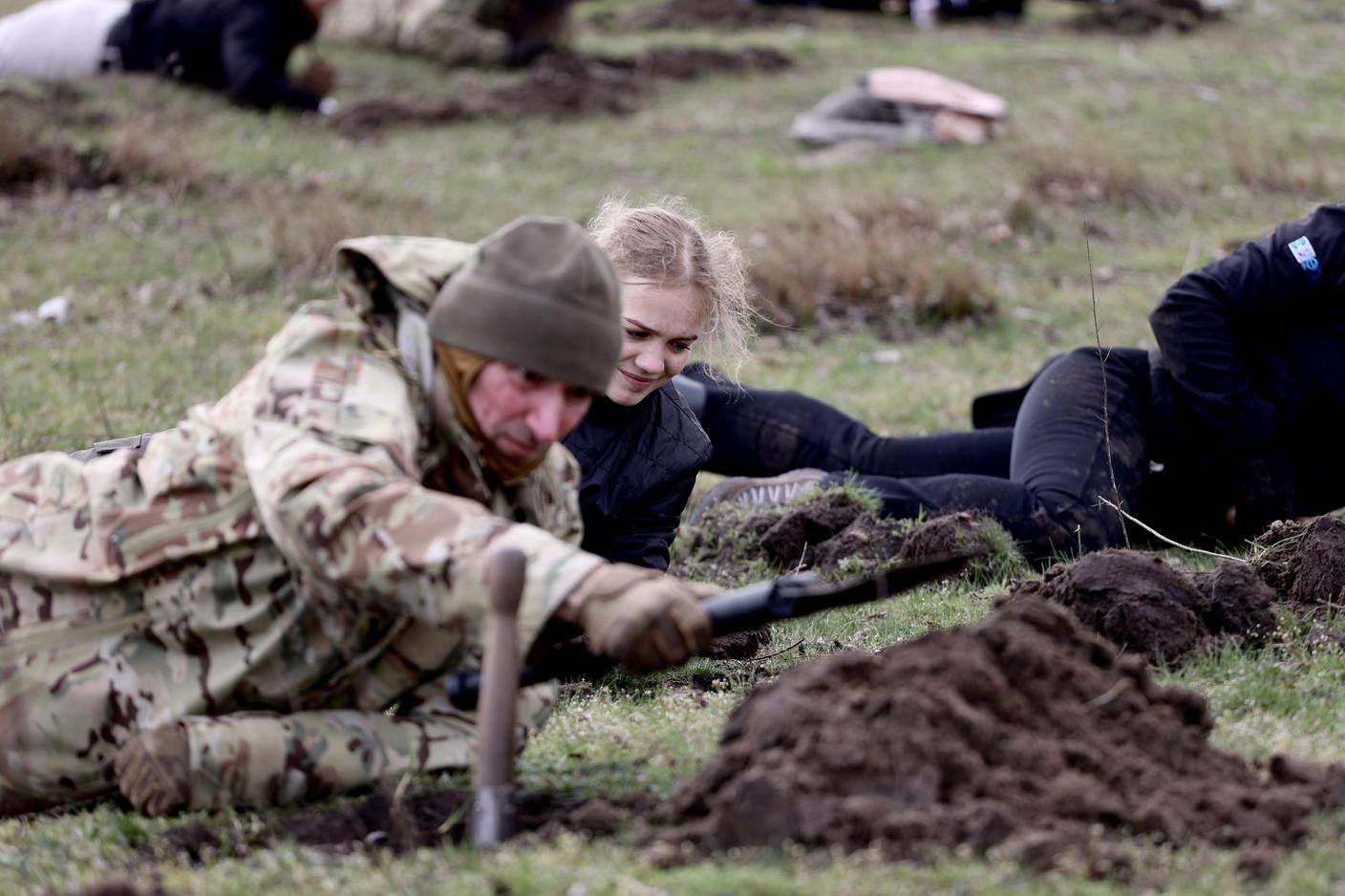 I civili sono accompagnati da veterani, tutti con esperienza diretta  nel combattimento