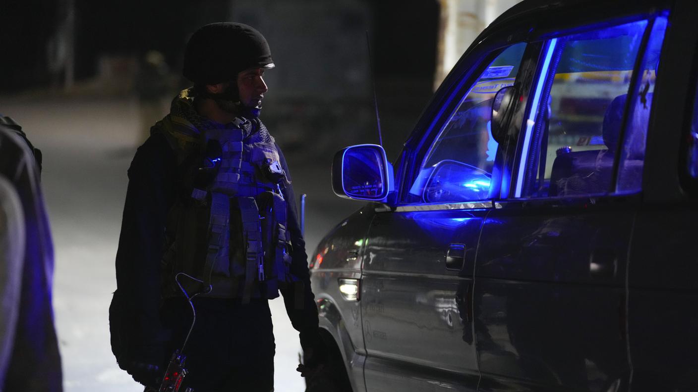 Un poliziotto interroga l'autista di una vettura vicino a Pahalgam dopo l'attacco
