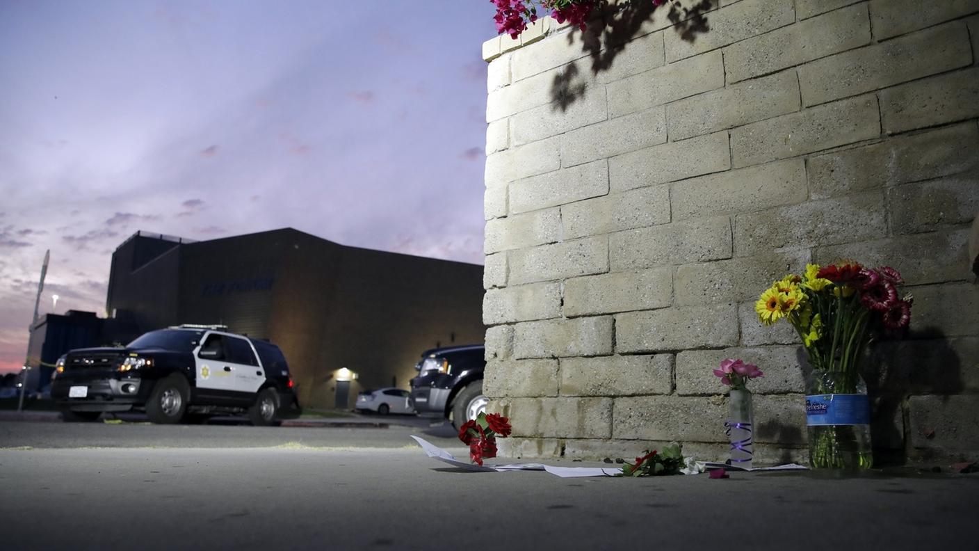 Fiori e auto della polizia all'esterno del liceo di Santa Clarita teatro della sparatoria