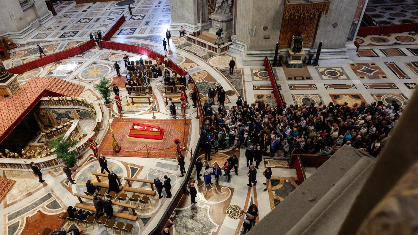 Il "serpentone" di fedeli davanti alla salma di Papa Francesco