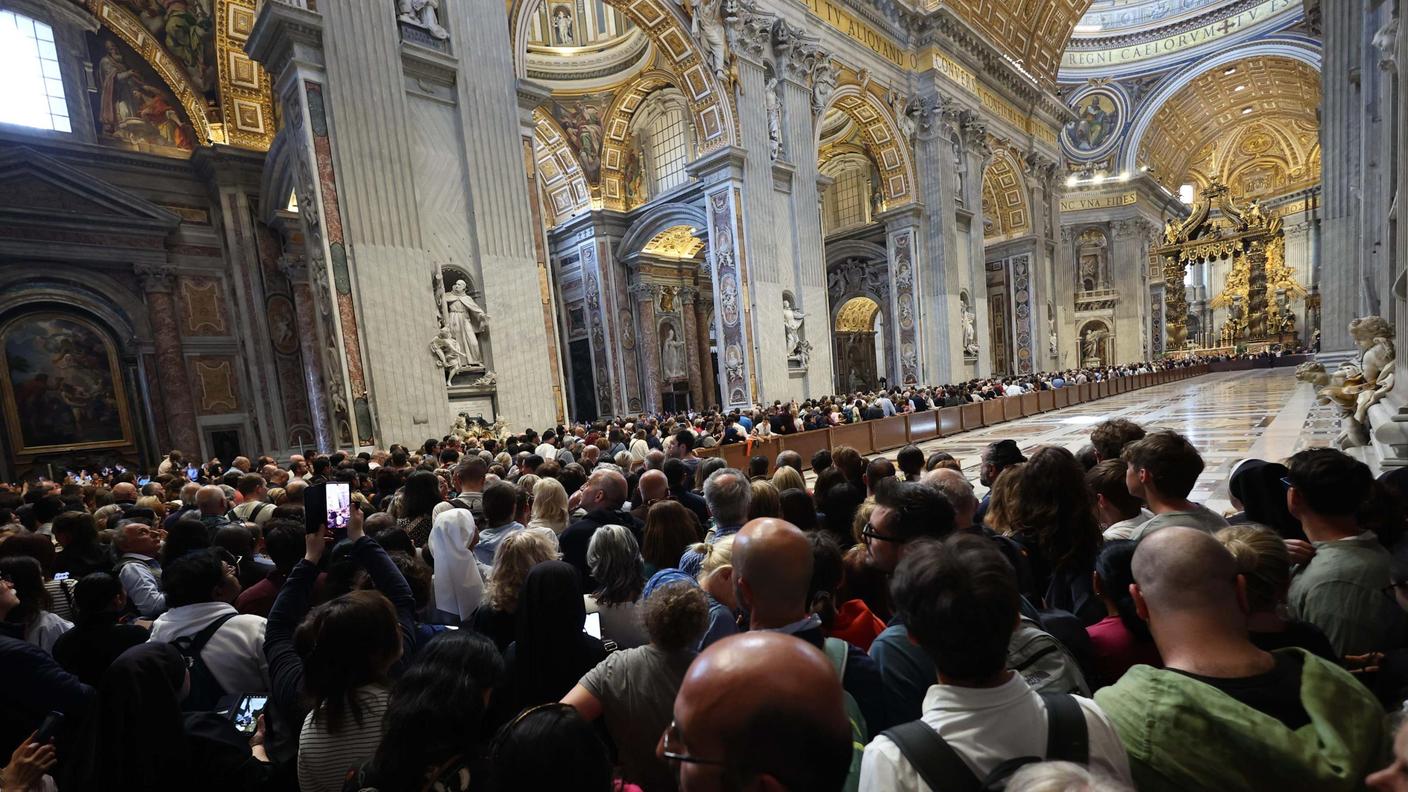 Circa 100'000 persone in fila per l'ultimo saluto al Papa nella basilica di San Pietro 