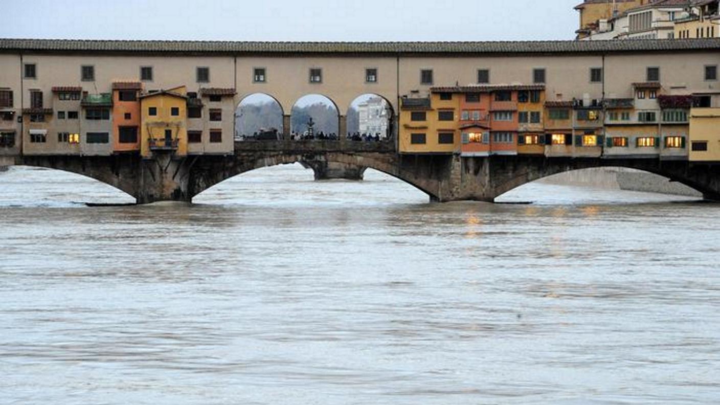 Il fiume Arno in piena a Firenze, domenica mattina