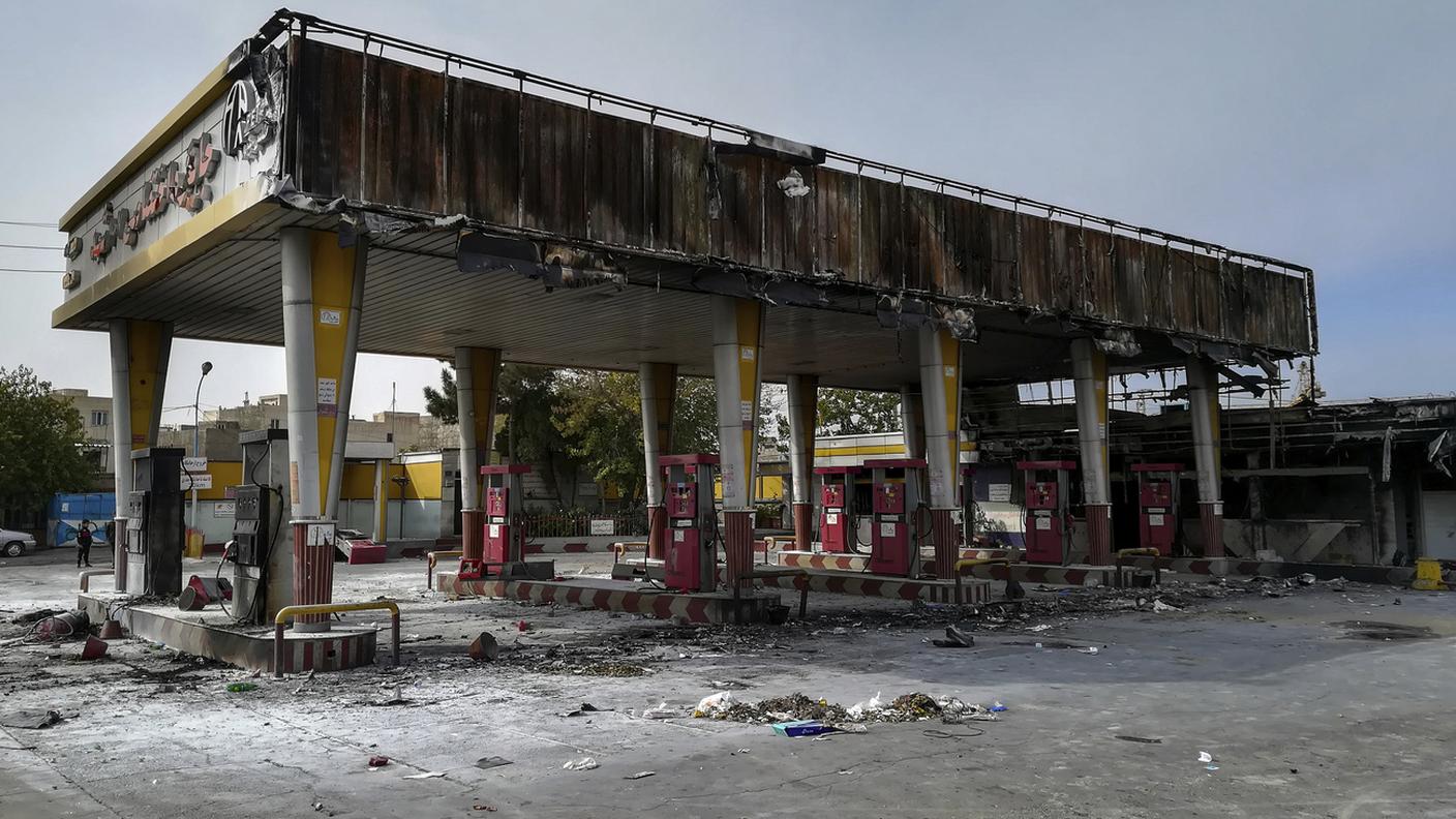 Un distributore dato alle fiamme