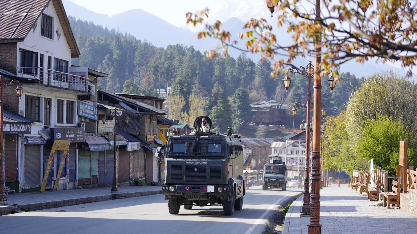 Una pattuglia indiana vicino a Pahalgam, in uno scatto del 23.04.2025