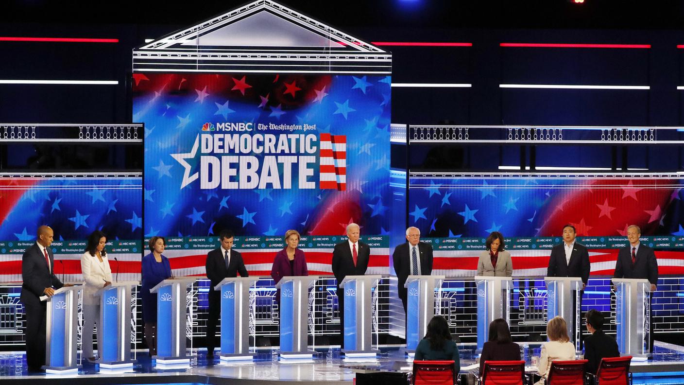I 10 candidati democratici sul palco 