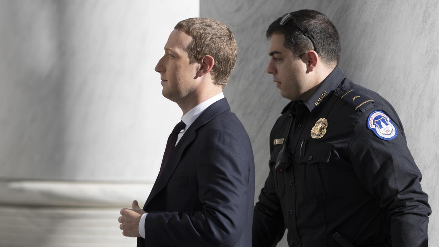 Il patron di Facebook, Mark Zuckerberg, scortato a deporre al Congresso da un agente