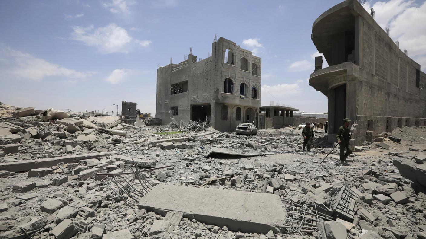 Soldati yemeniti ispezionano una zona di Sanaa bombardata pesantemente domenica dagli americani