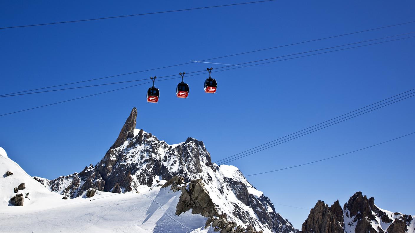 Le gondole che collegano le Aiguilles du Midi e la Punta Helbronner