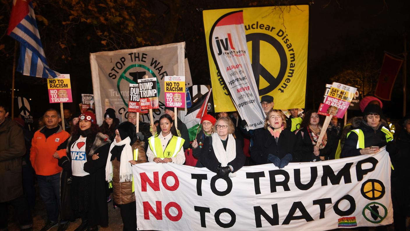 Manifestanti contestano il vertice NATO e il presidente USA Trump a Trafalgar Square, Londra