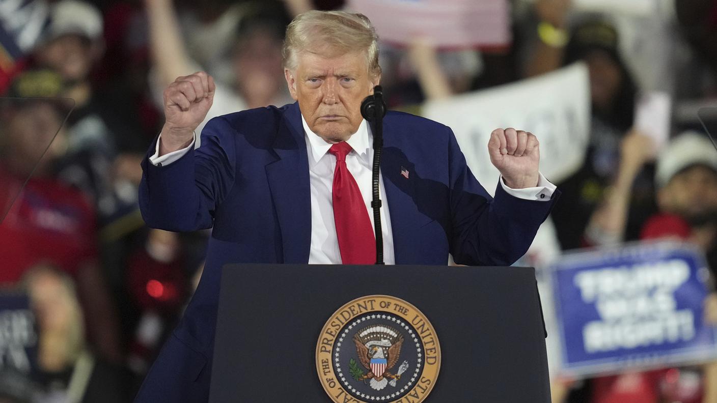 Donald Trump durante il suo discorso di martedì sera in occasione dei suoi primi cento giorni alla Casa Bianca