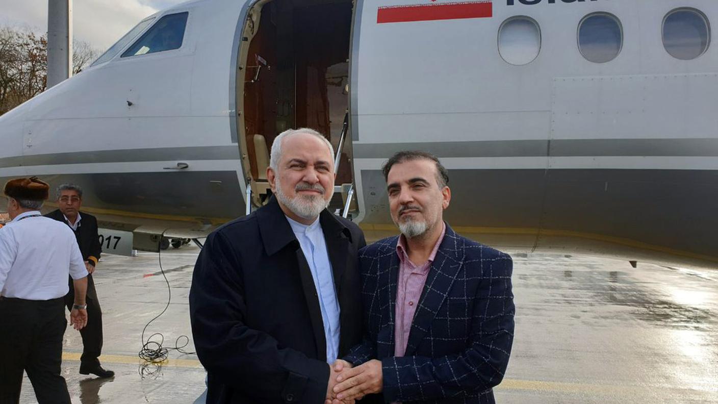 Il ministro degli esteri iraniano Mohammad Javad Zarif (a sinistra) con lo scienziato Massoud Soleimani detenuto negli USA dal 2018.