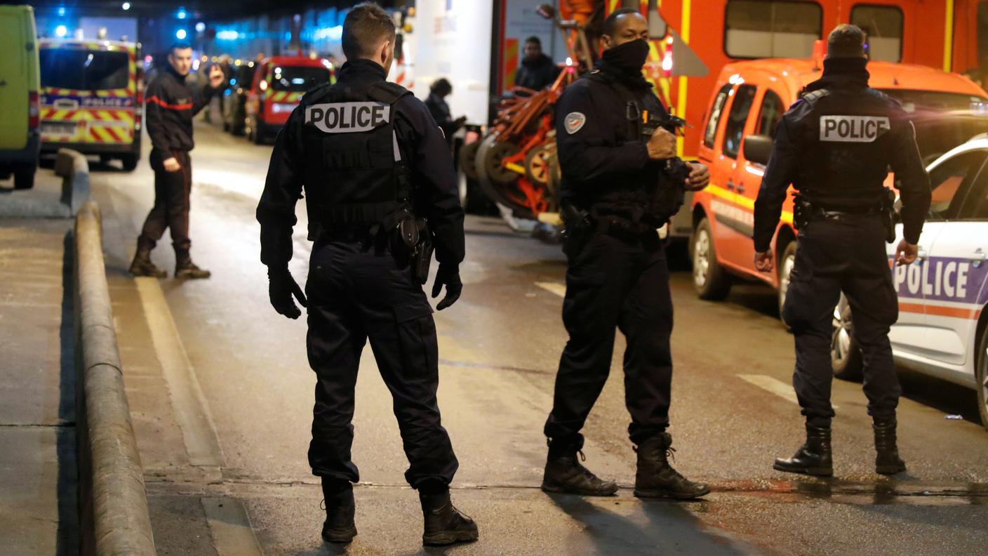 Poliziotti nei pressi dell'area dove tre colleghi sono stati aggrediti, venerdì, a Parigi