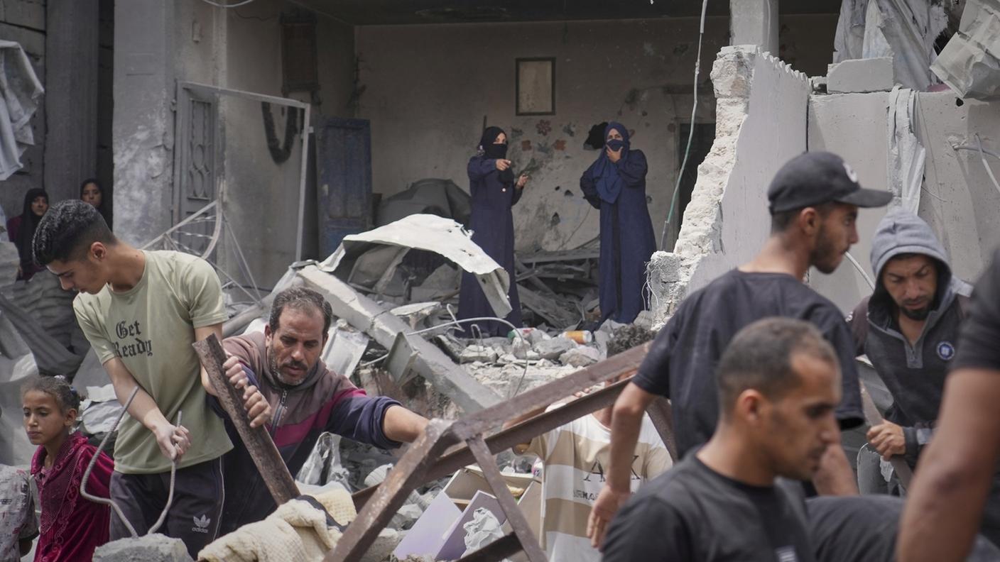 L'esercito israeliano ha bombardato nuovamente il campo profughi di Khan Yunis nella Striscia di Gaza