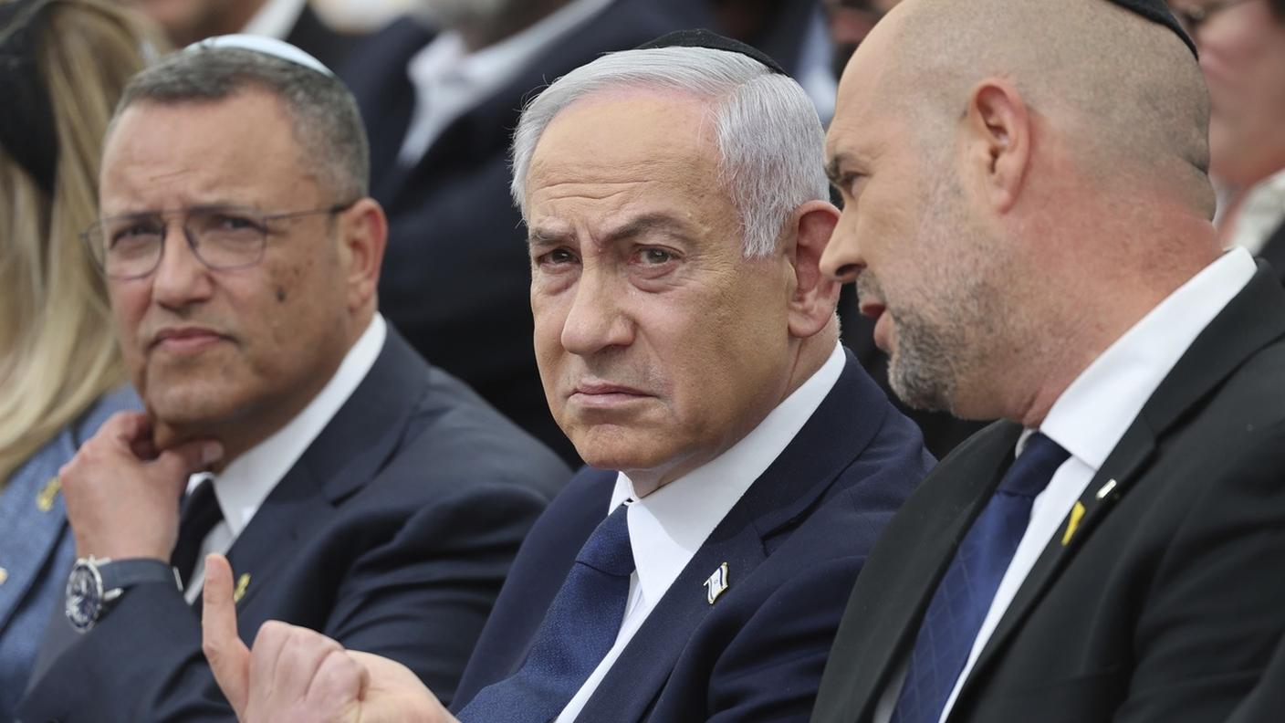 Benjamin Netanyahu tra Amir Ohana e Moshe Leon