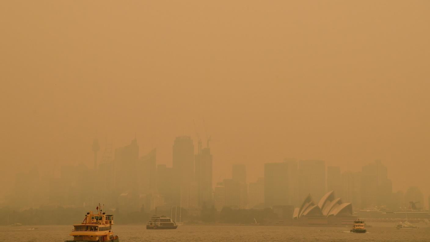 Sydney nella morsa del fumo causato da centinaia di incendi