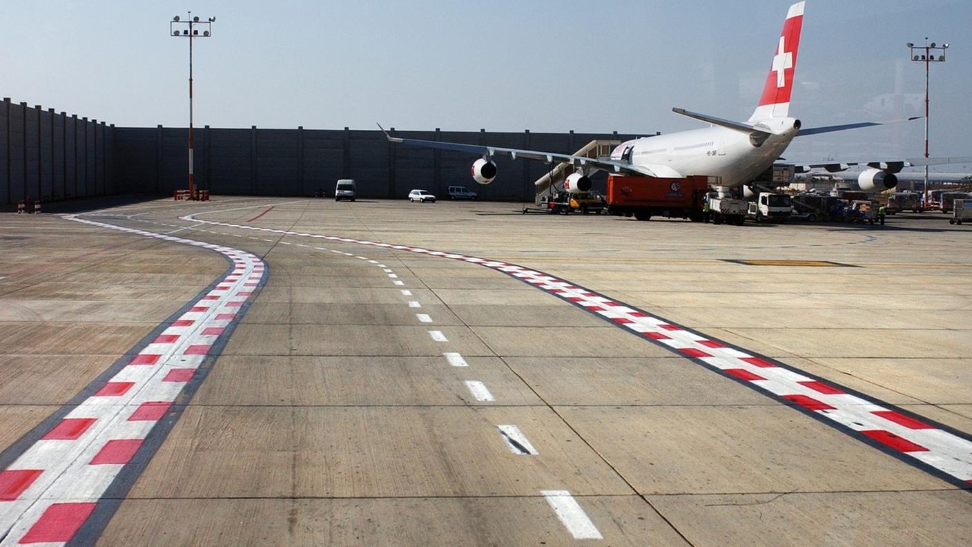 Un velivolo della compagnia elvetica qui ripreso all'aeroporto di Tel Aviv: lo scalo è stato preso di mira ieri da un missile lanciato dallo Yemen