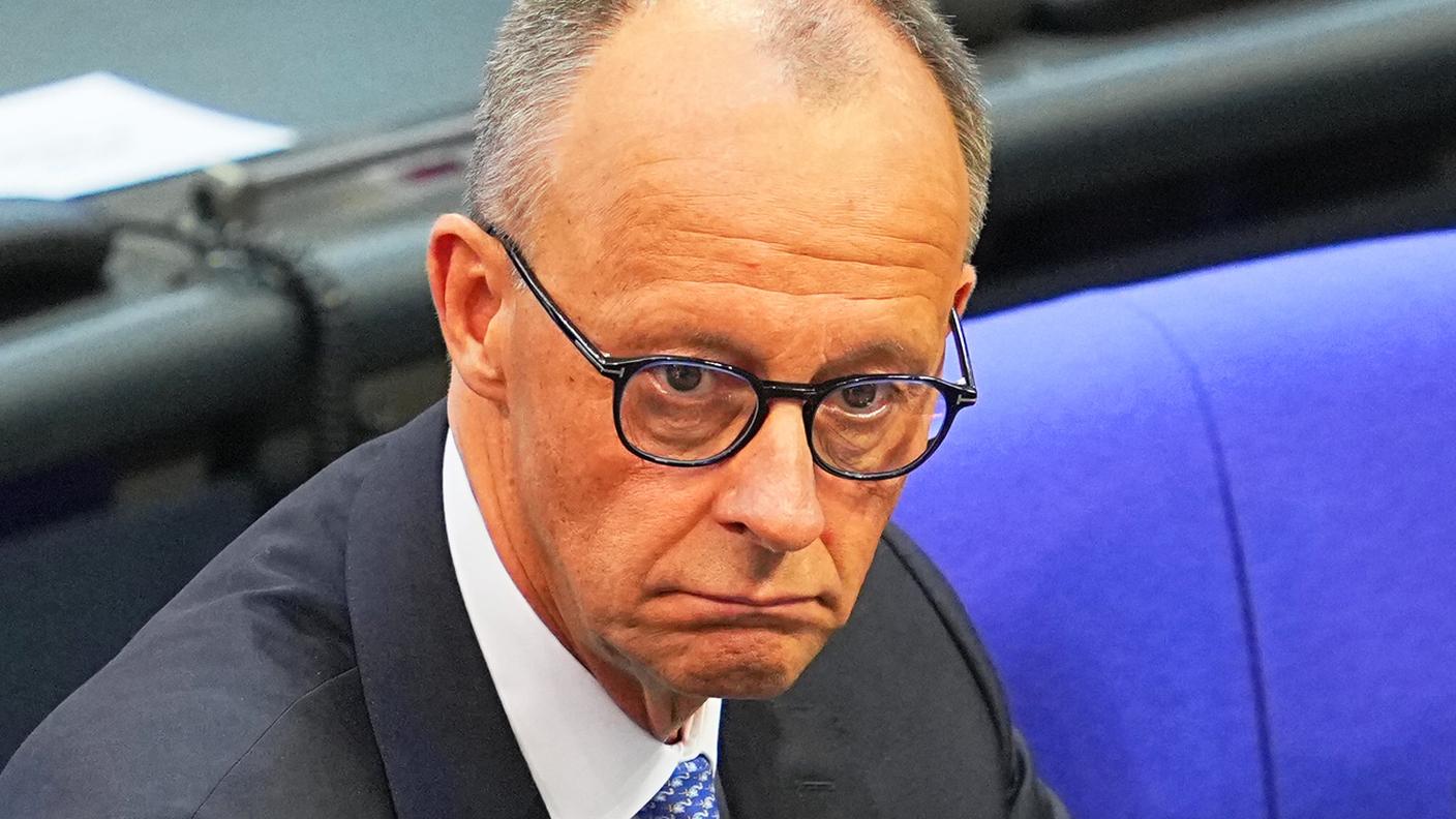 Friedrich Merz con un'espressione corrucciata