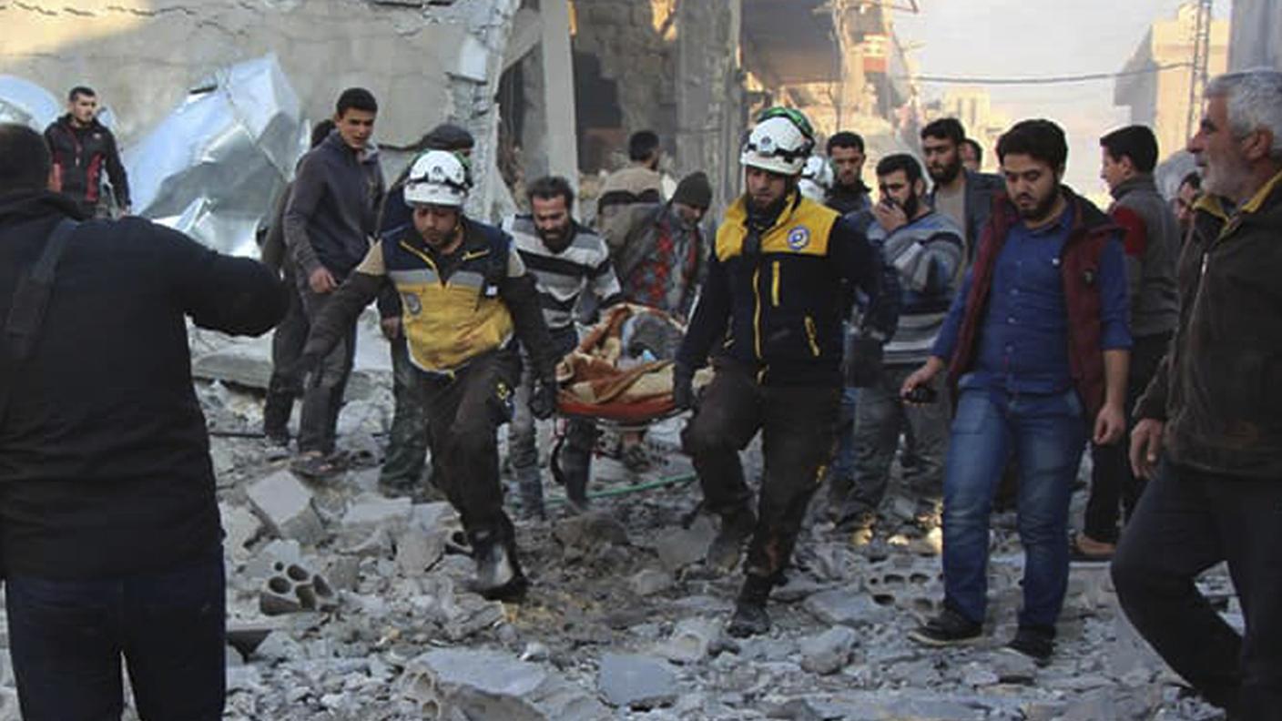Soccorritori tra le macerie del villaggio di Balyoun, nella provincia di Idlib
