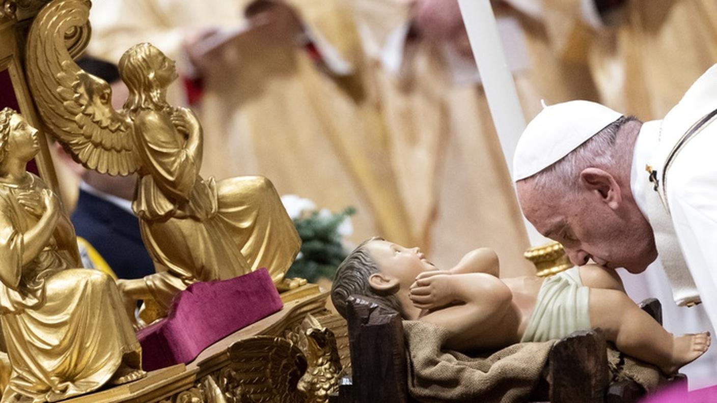 Papa Francesco durante la messa della notte di Natale