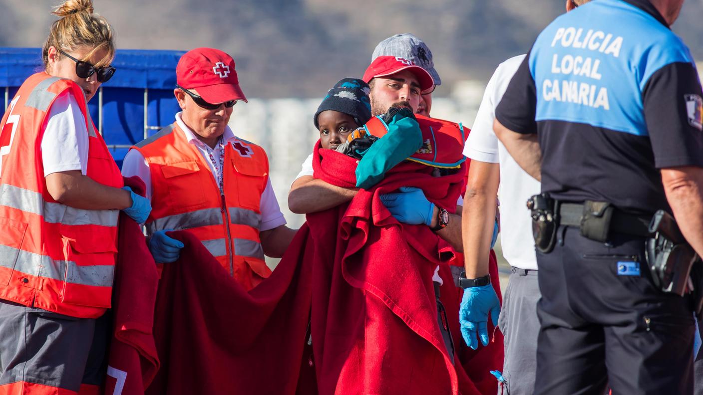 Un bambino soccorso tra i migranti arrivati nei giorni scorsi a Gran Canaria