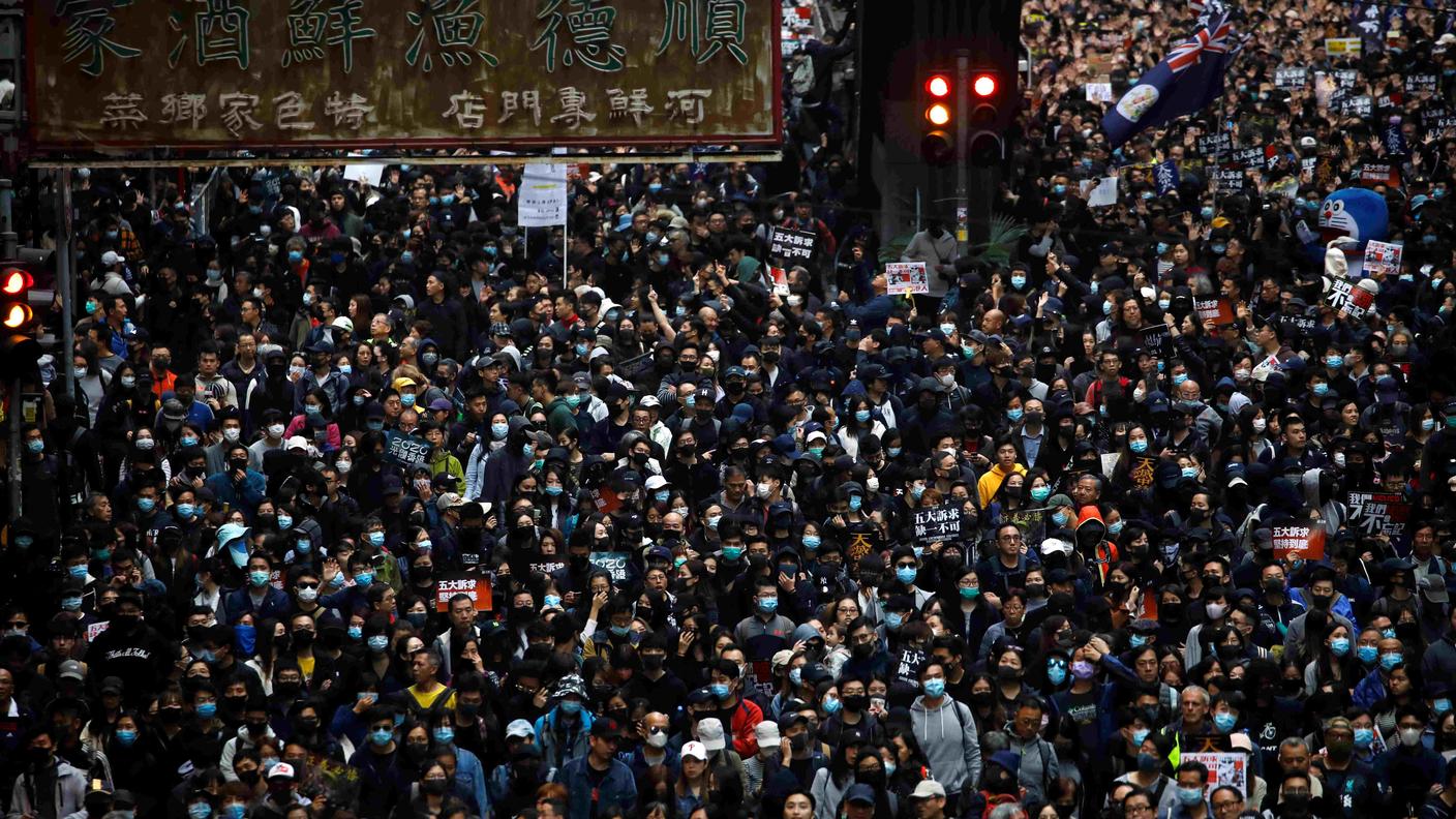 Centinaia di migliaia di persone sono scese in strada a Hong Kong il giorno di Capodanno