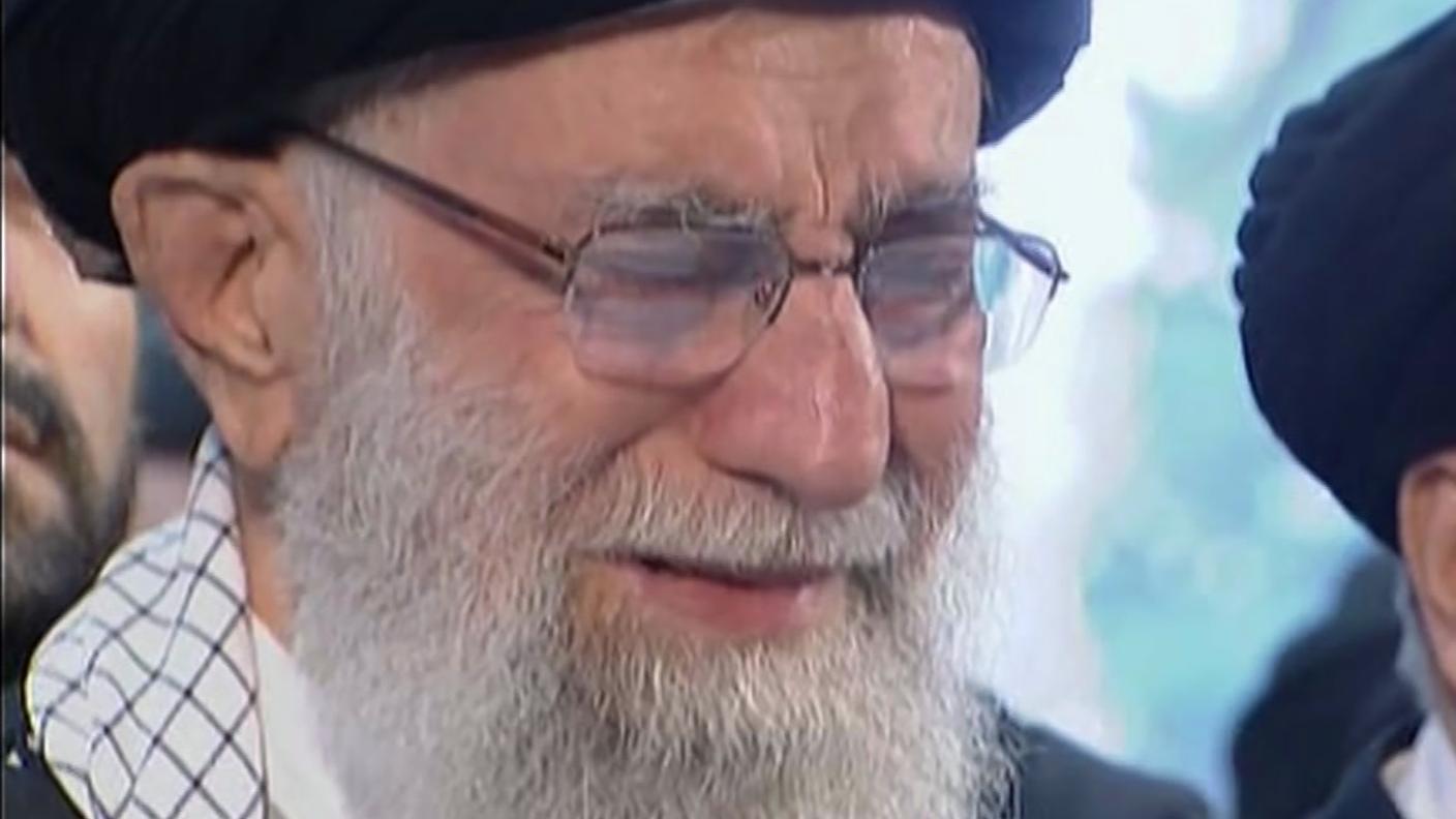 Il leader iraniano, visibilmente commosso, durante le preghiere officiate durante la cerimonia