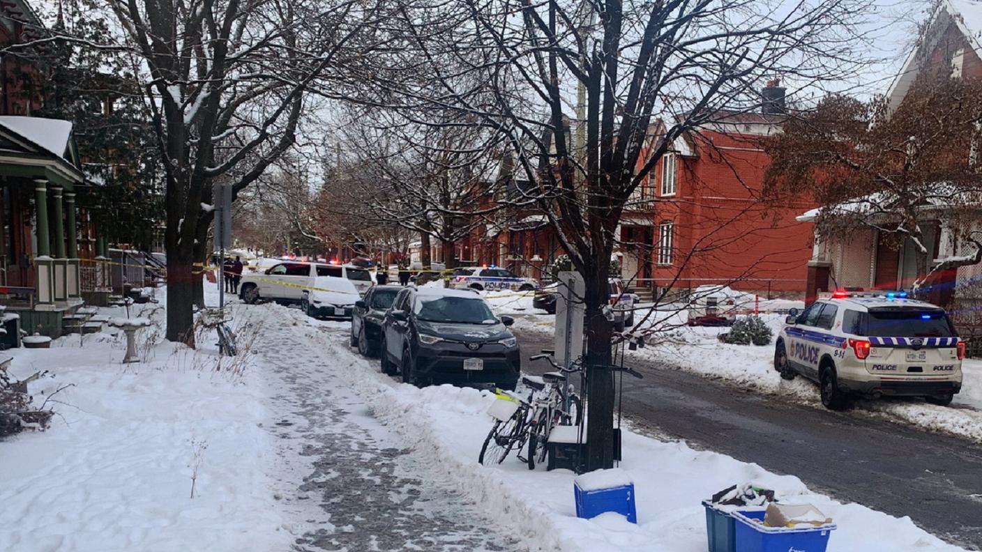 La polizia di Ottawa sul posto della sparatoria avvenuta mercoledì mattina