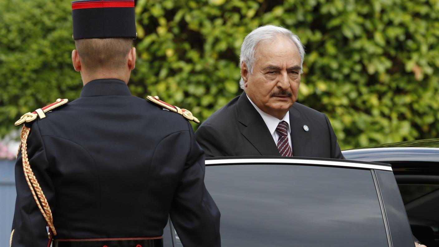 Il generale Khalifa Haftar in una fotografia scattata a Parigi nel 2017