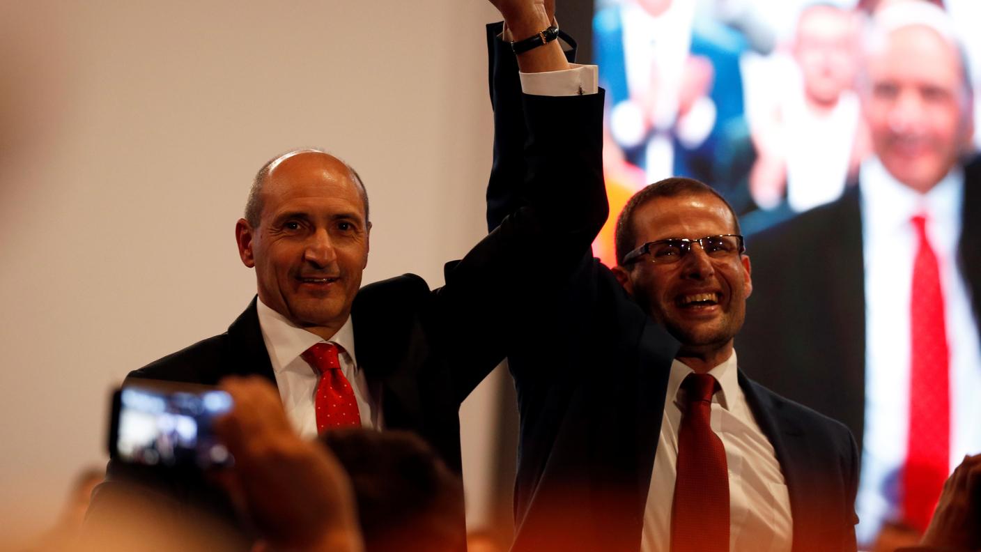 Abela, a sinistra, nuovo premier maltese, festeggiato dall'ex vice primo ministro Fearne