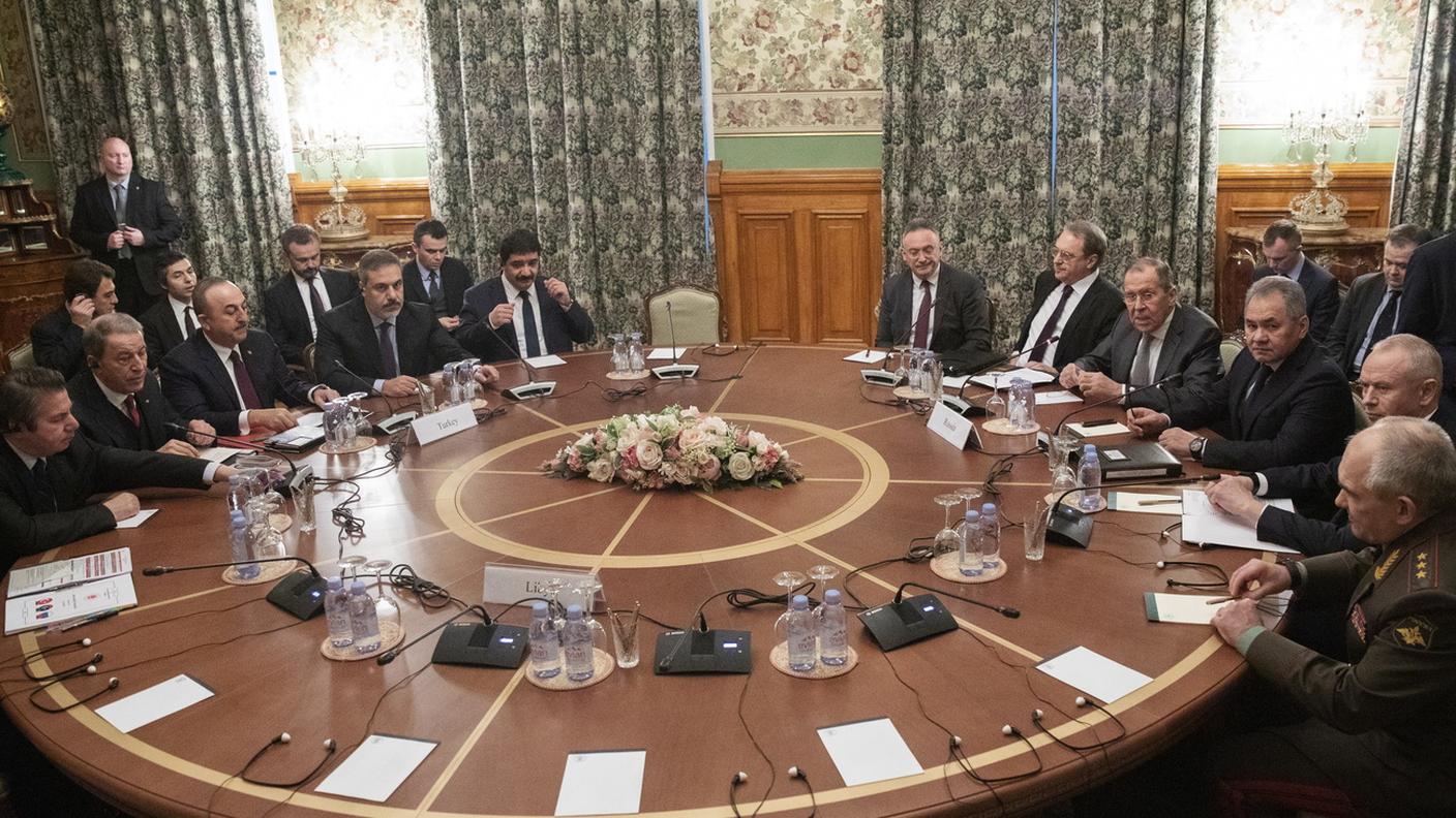 La delegazione turca e quella russa al tavolo dei negoziati