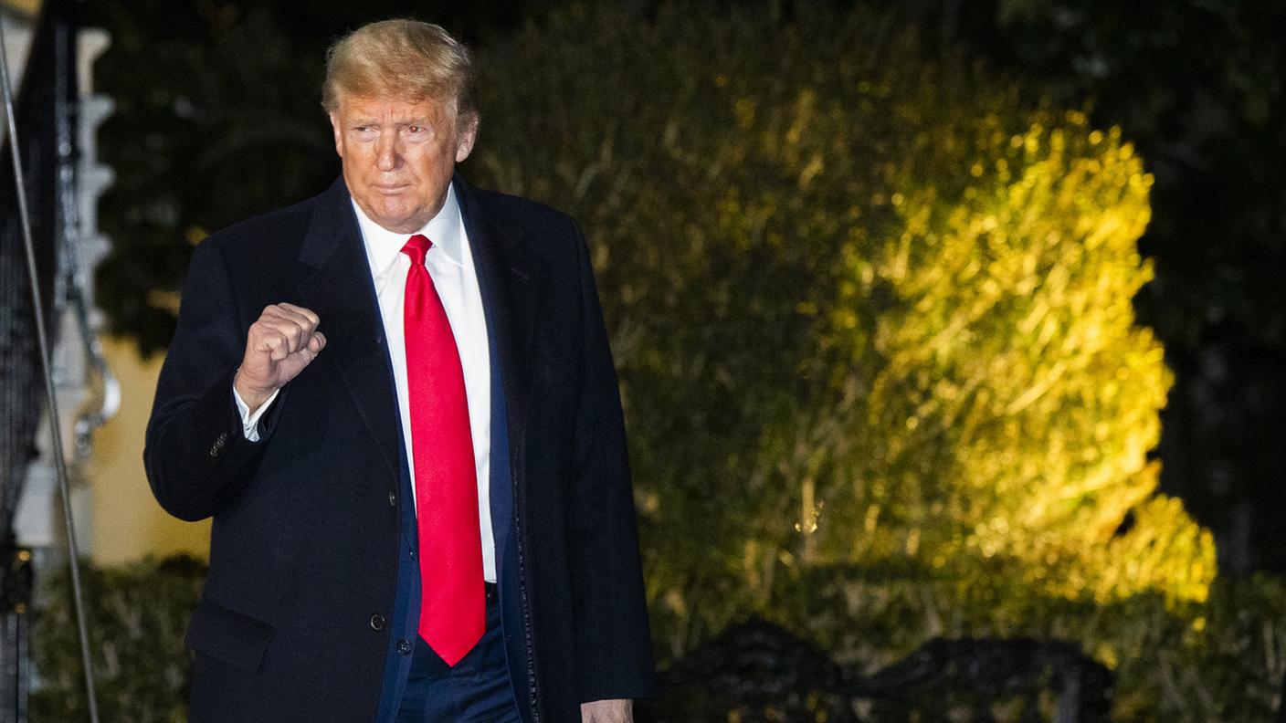 Trump in viaggio per Davos il giorno dell'apertura del processo per il suo impeachment