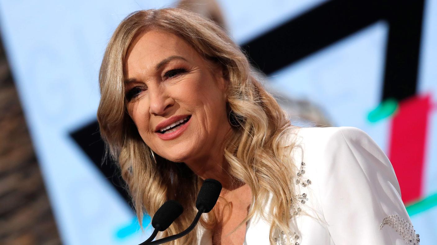 Deborah Dugan nel novembre scorso mentre annunciava le nomination ai Grammy Awards